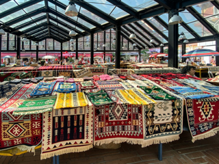 Mercato e vita quotidiana a Tirana