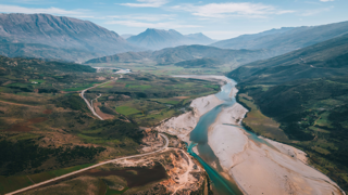 Il fiume Vjosa nel paesaggio dell’entroterra albanese