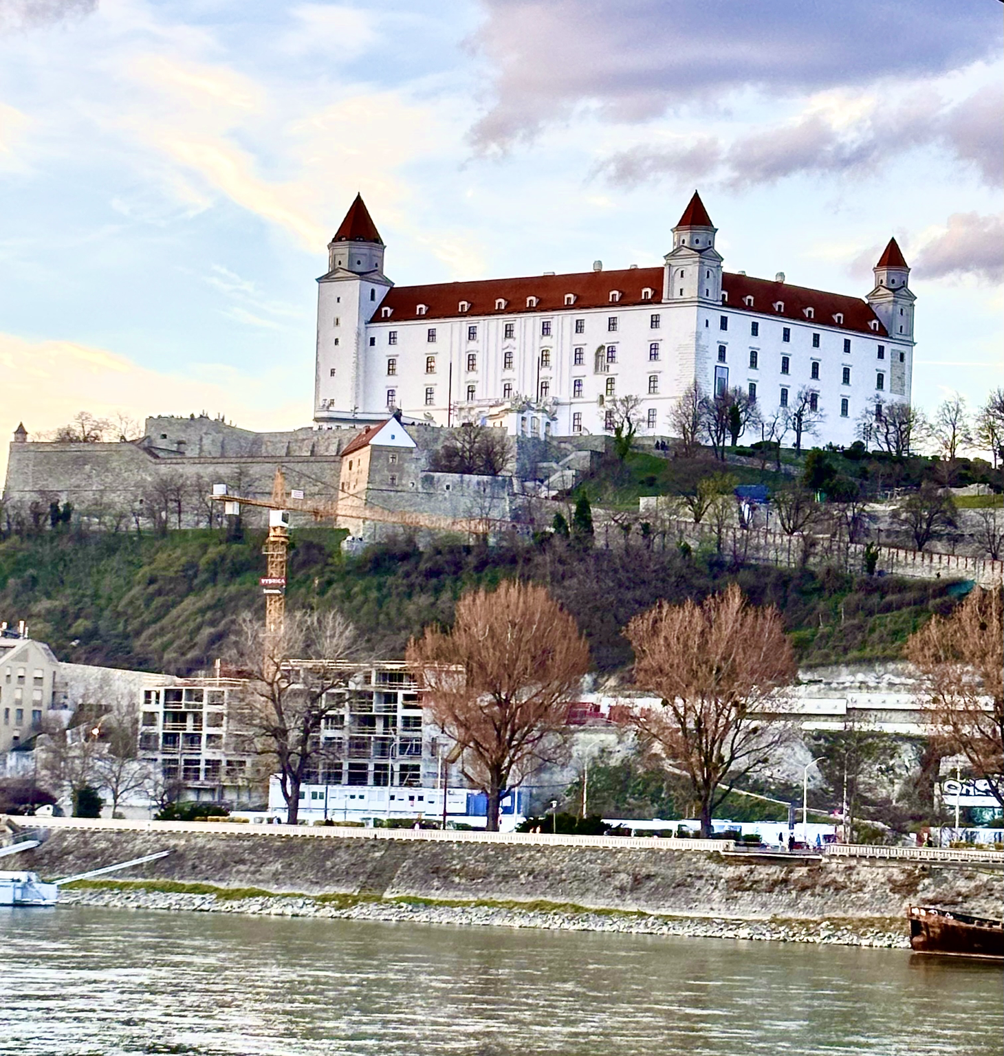 Castello di Bratislava visto dal Danubio