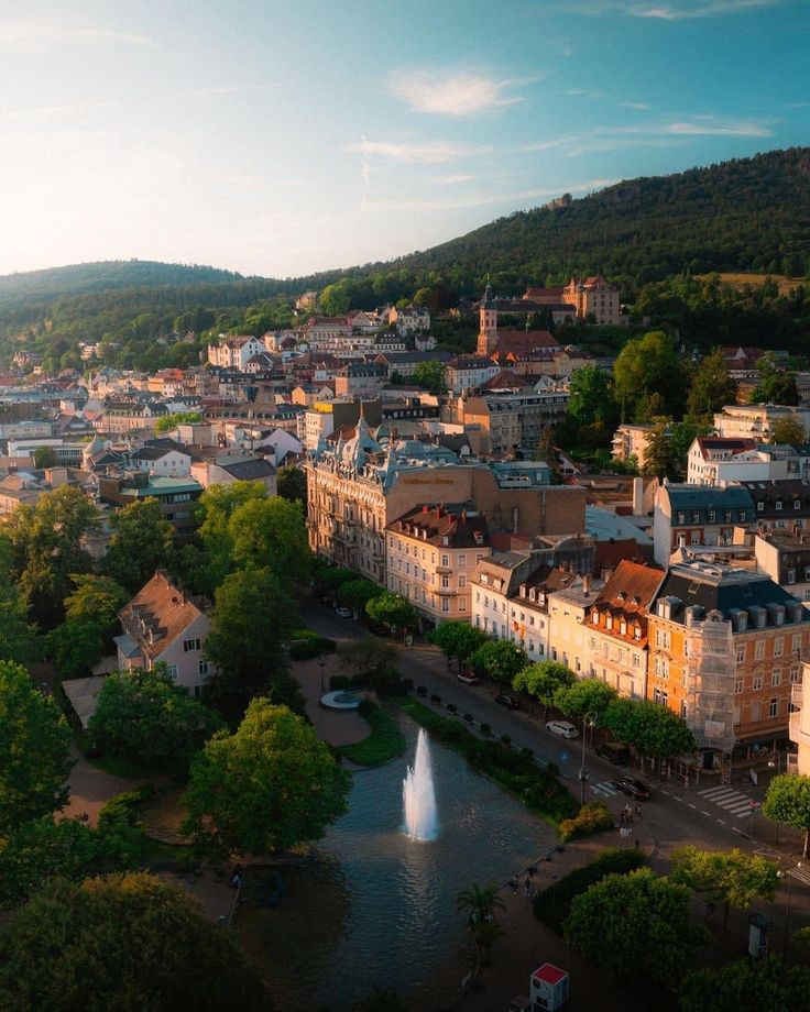 Panorama di Baden-Baden con edifici storici e colline boscose