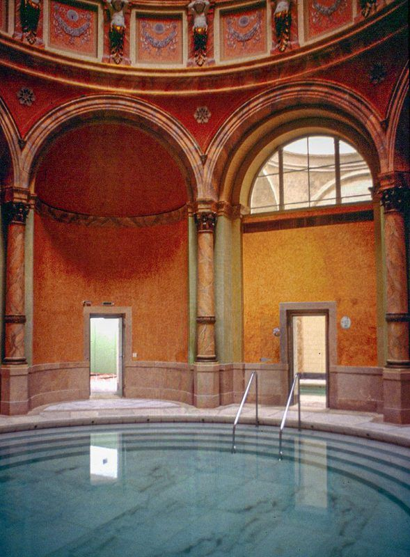 Piscina e decorazioni storiche delle terme Friedrichsbad a Baden-Baden
