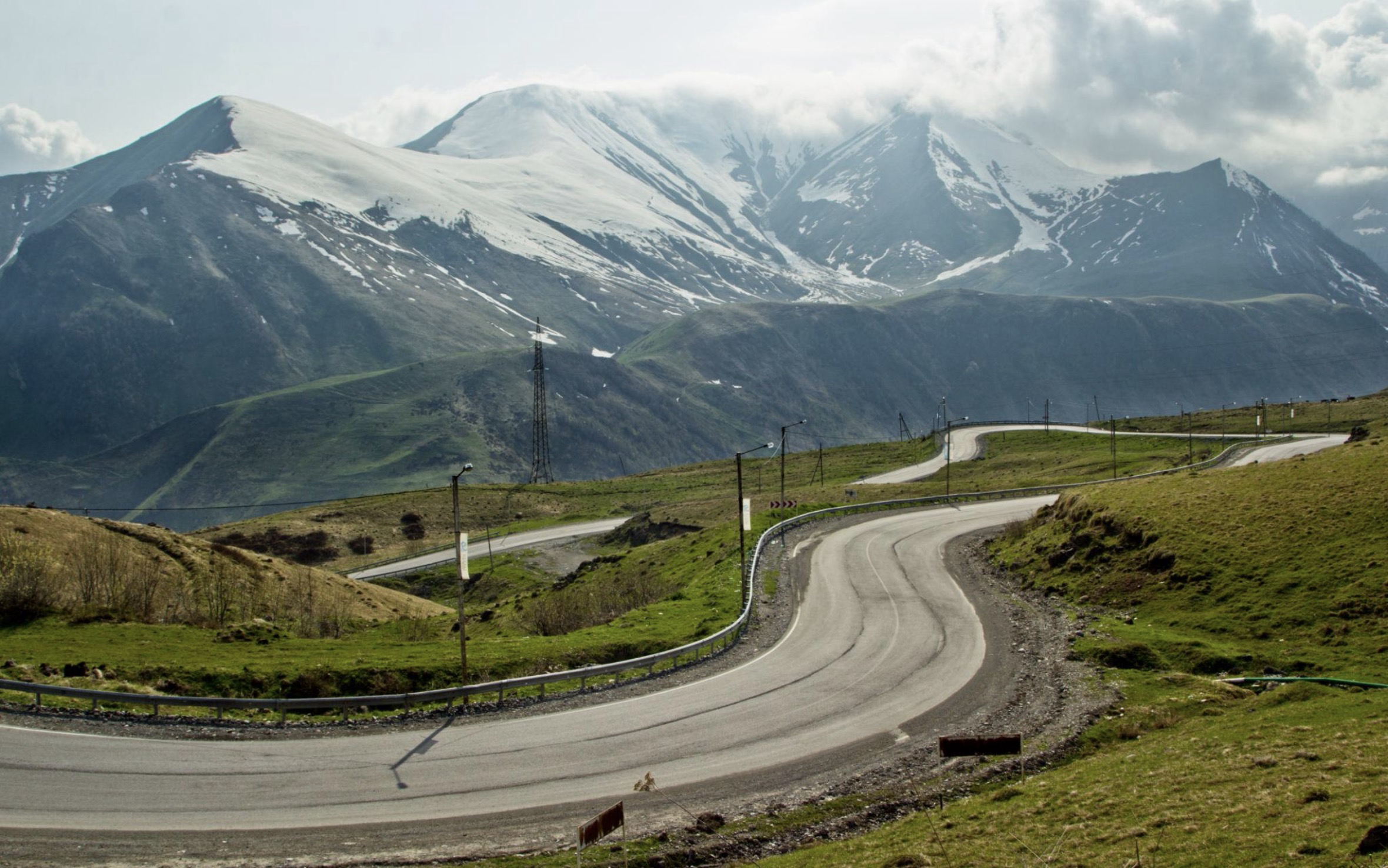 Strada e montagne nei pressi di Gudauri
