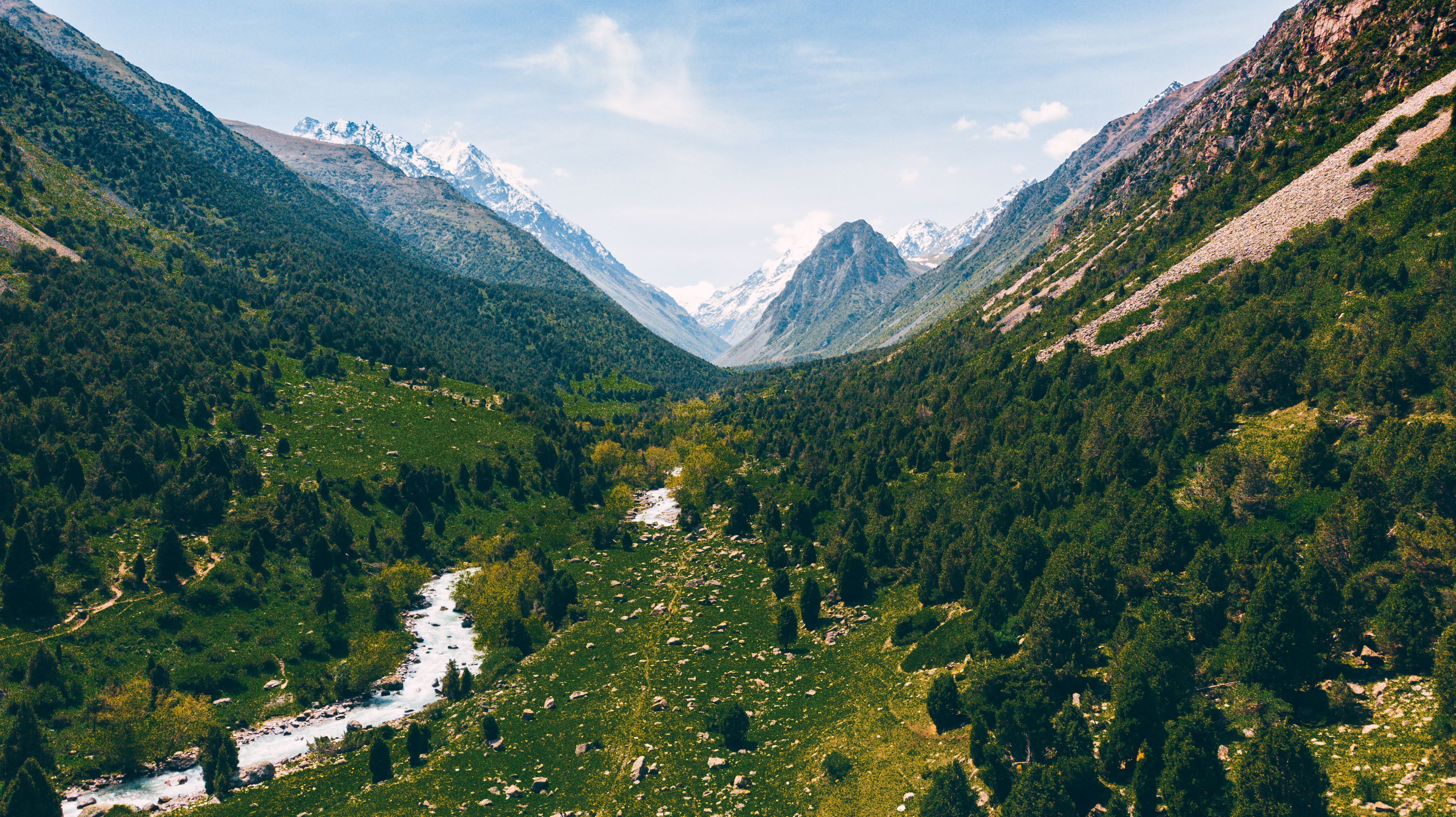 Montagne e vallate del parco nazionale Ala-Archa in Kirghizistan
