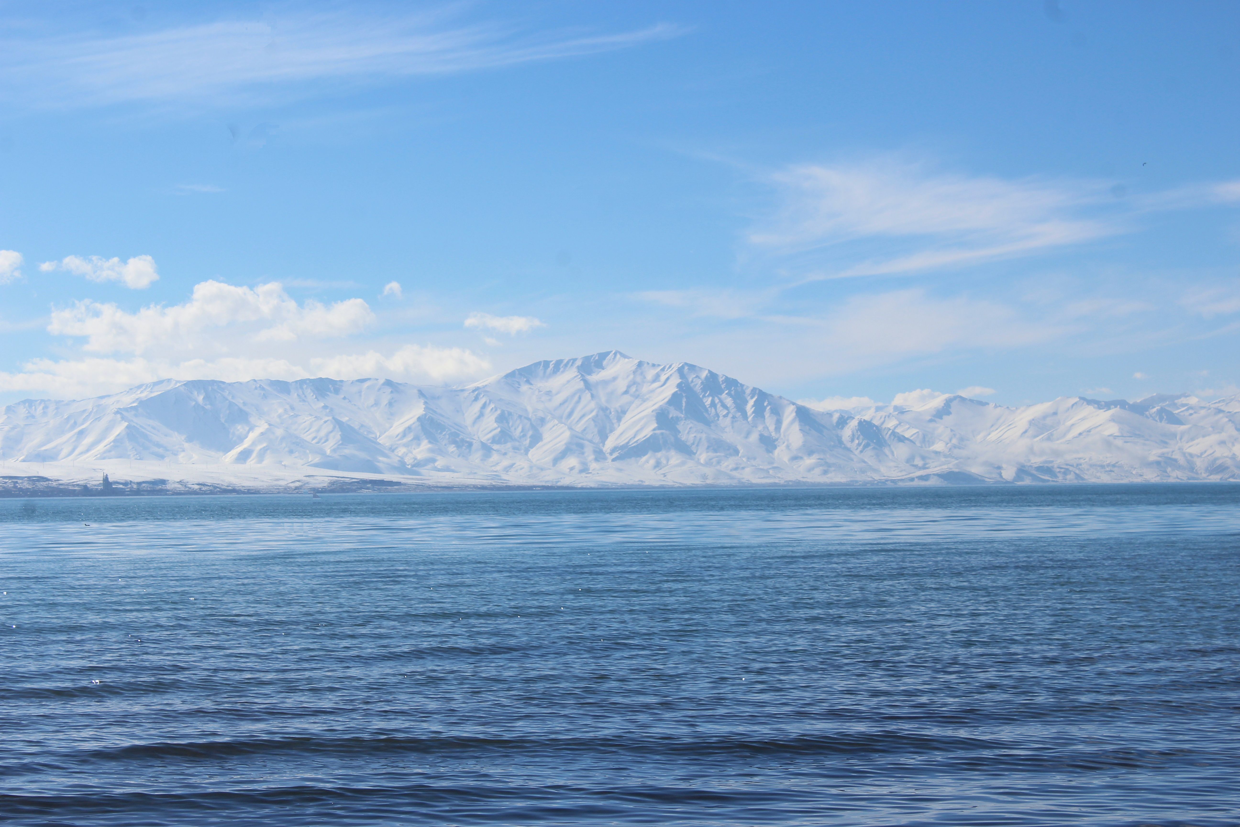 Lago Issyk-Kul con montagne sullo sfondo in Kirghizistan