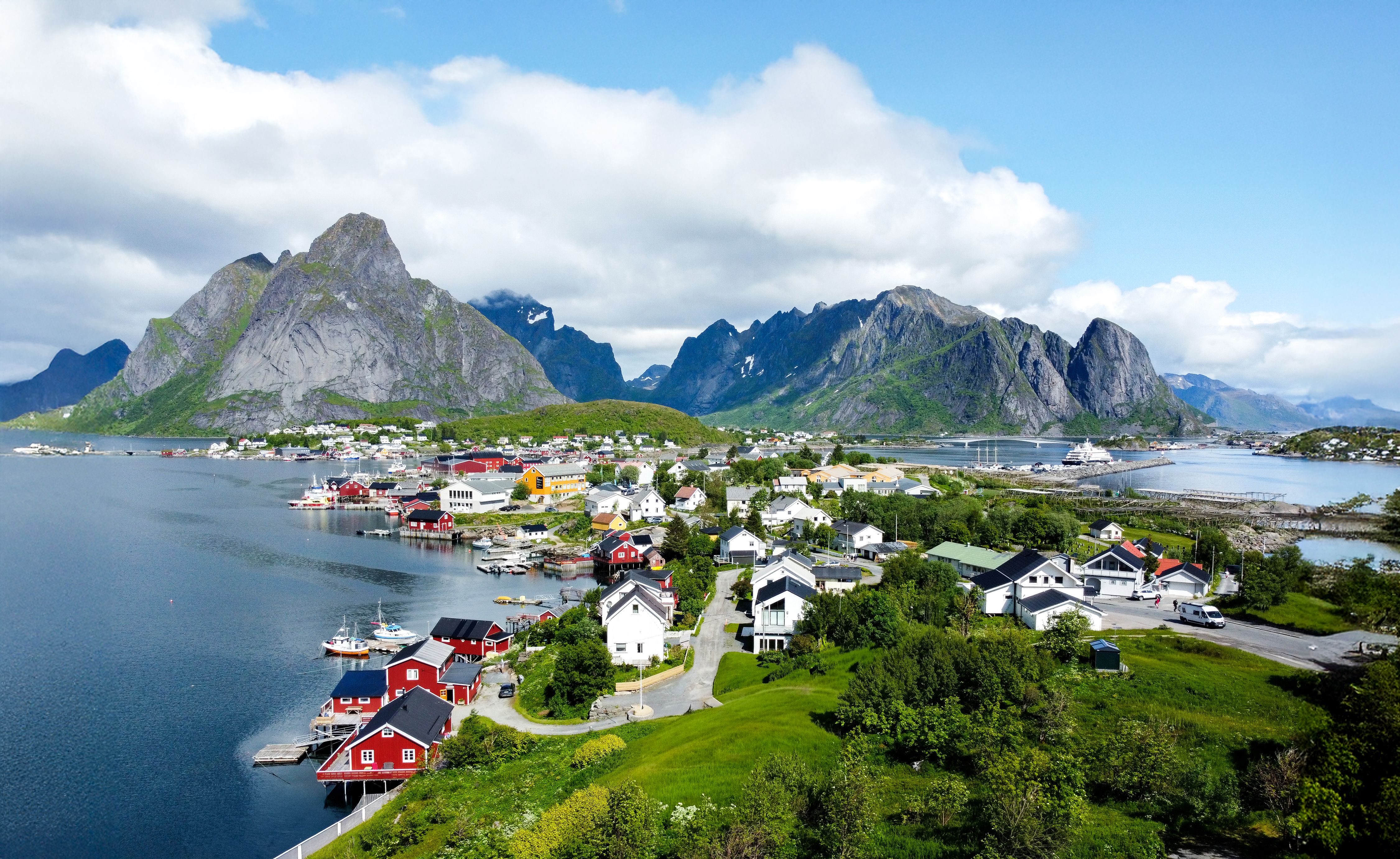 Norvegia, villaggi e montagne delle isole Lofoten