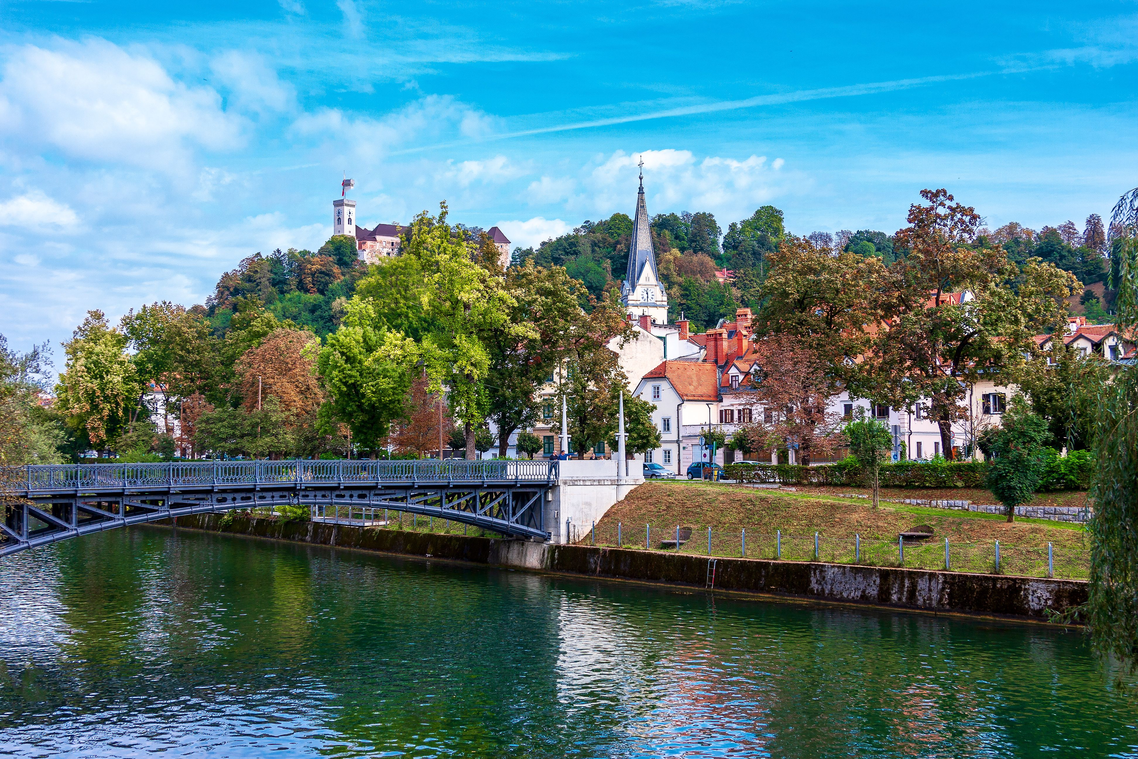 Lubiana vista dal fiume Ljubljanica, con gli edifici storici