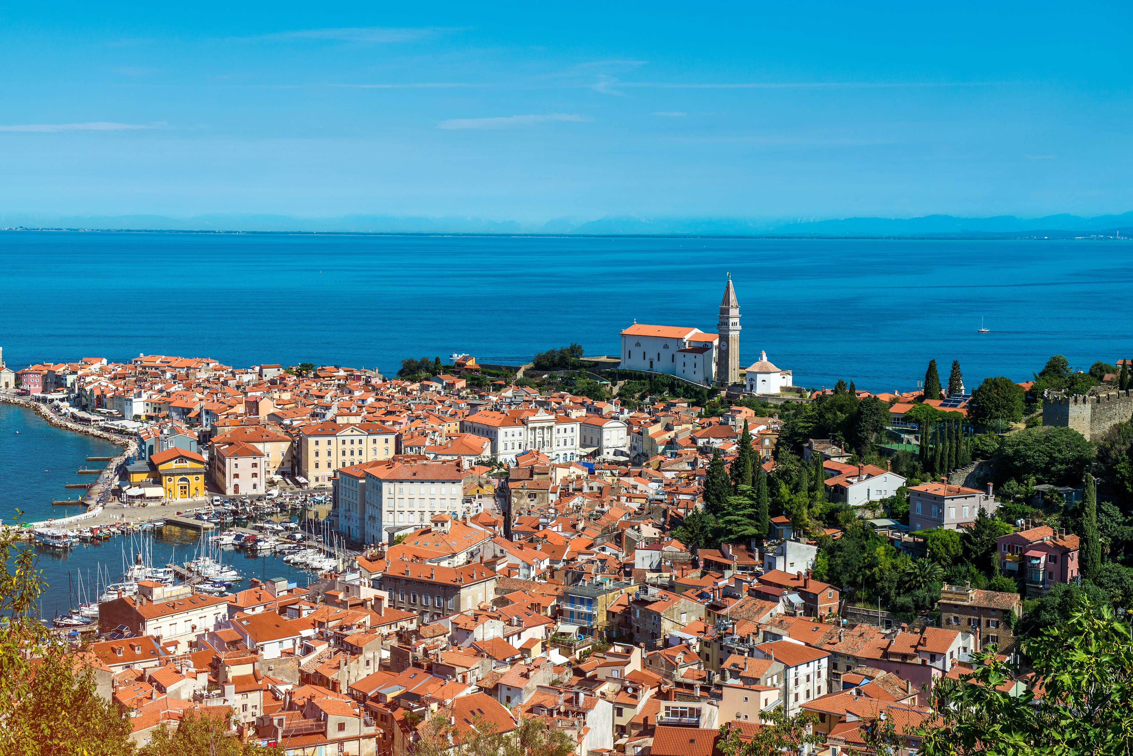 Panorama del centro storico di Pirano affacciato sul mare Adriatico