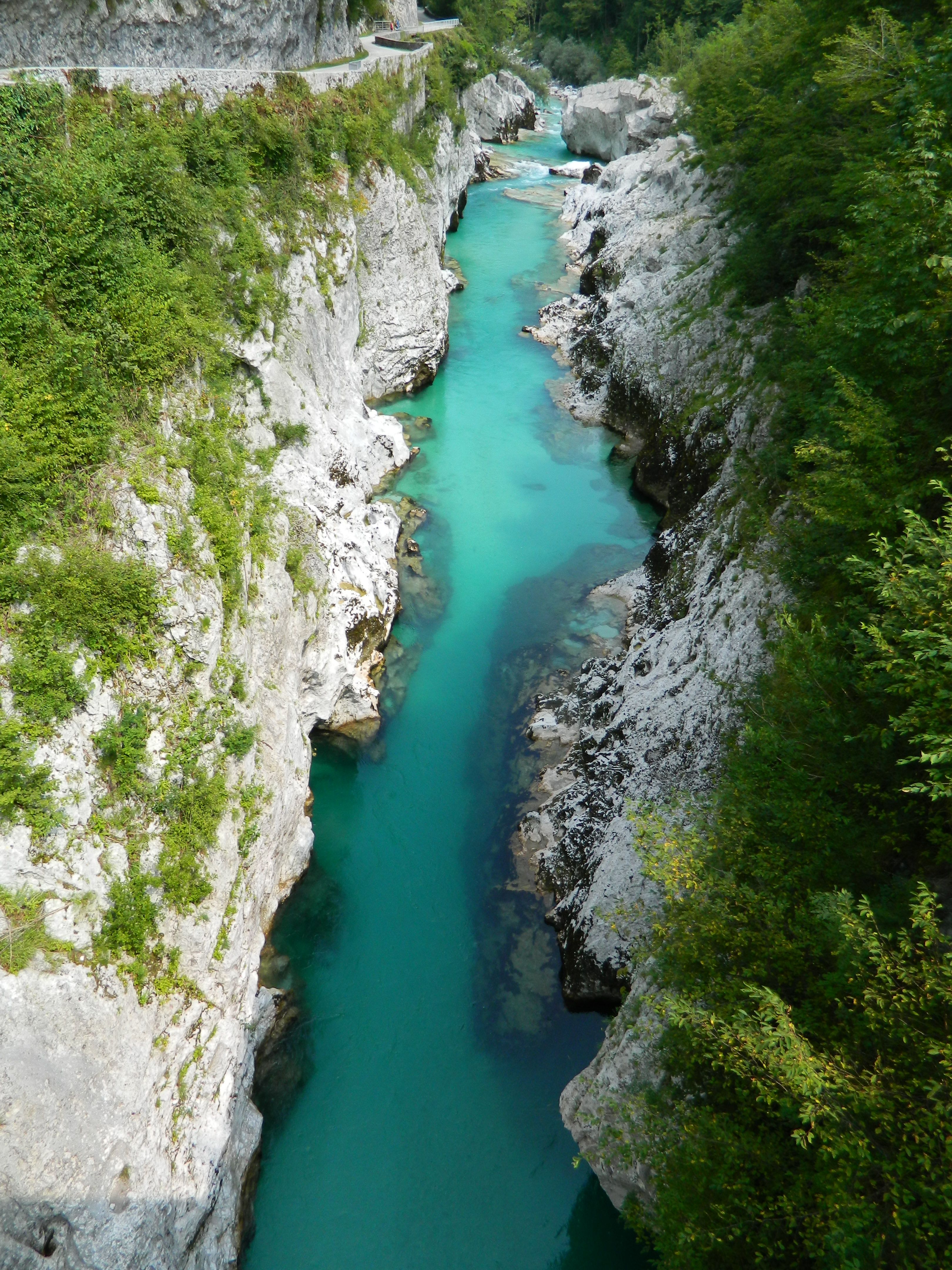Acque smeraldo del fiume Soča nella valle dell’Isonzo