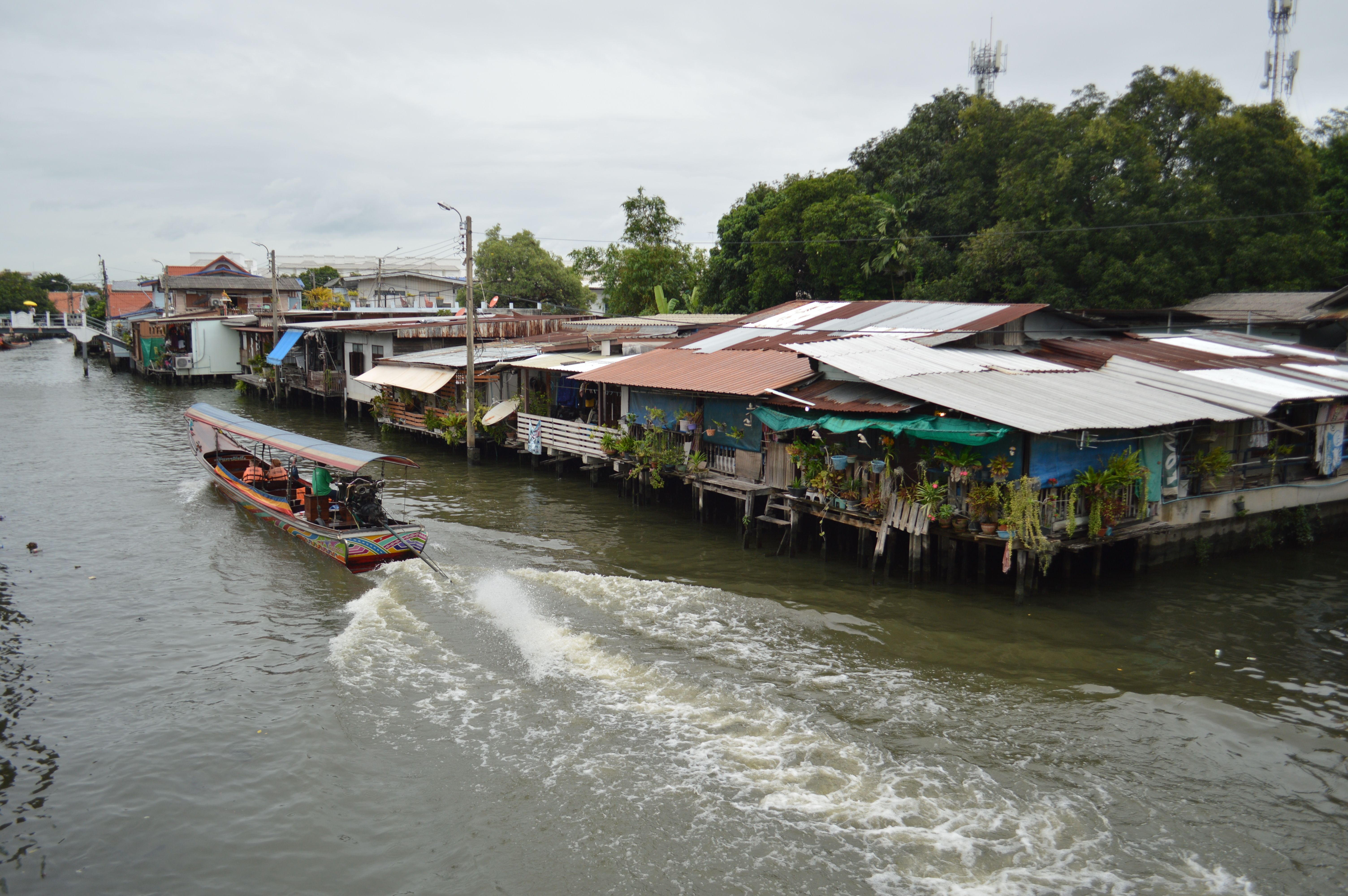 Una barca nei canali di Thonburi, Bangkok