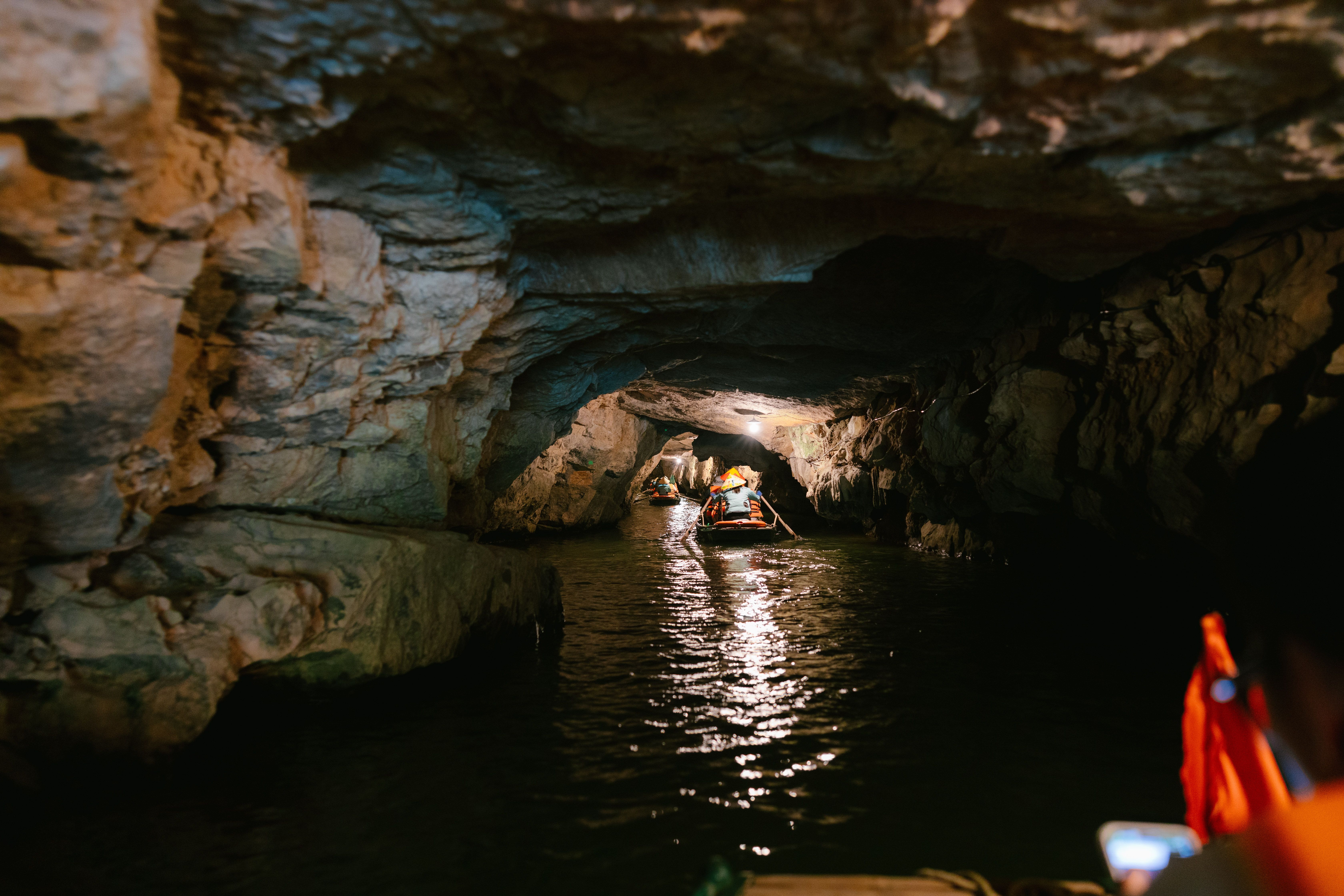 Zattera di bambù nella grotta Tham Lod