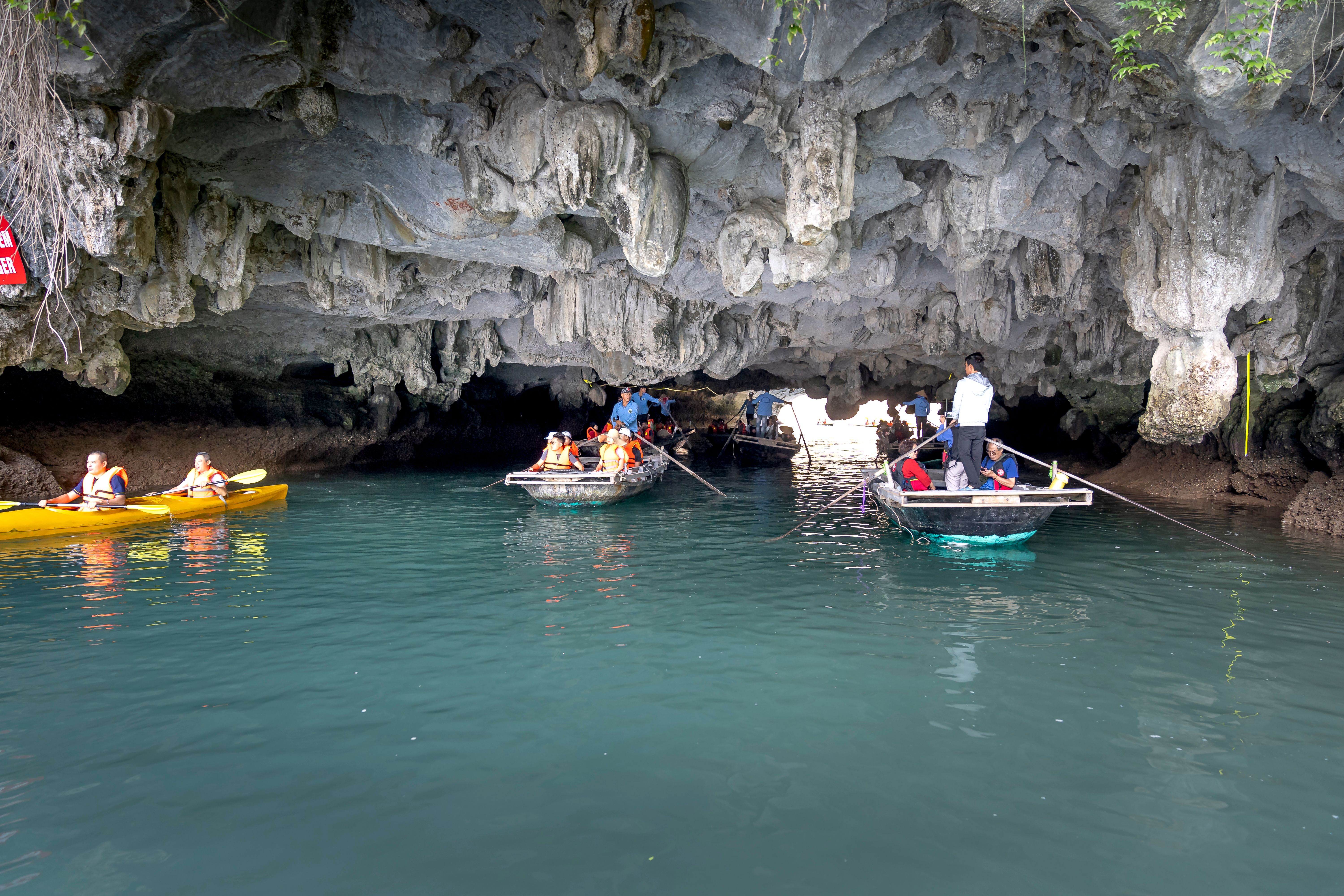 Barca nel passaggio basso della grotta di Khao Kob