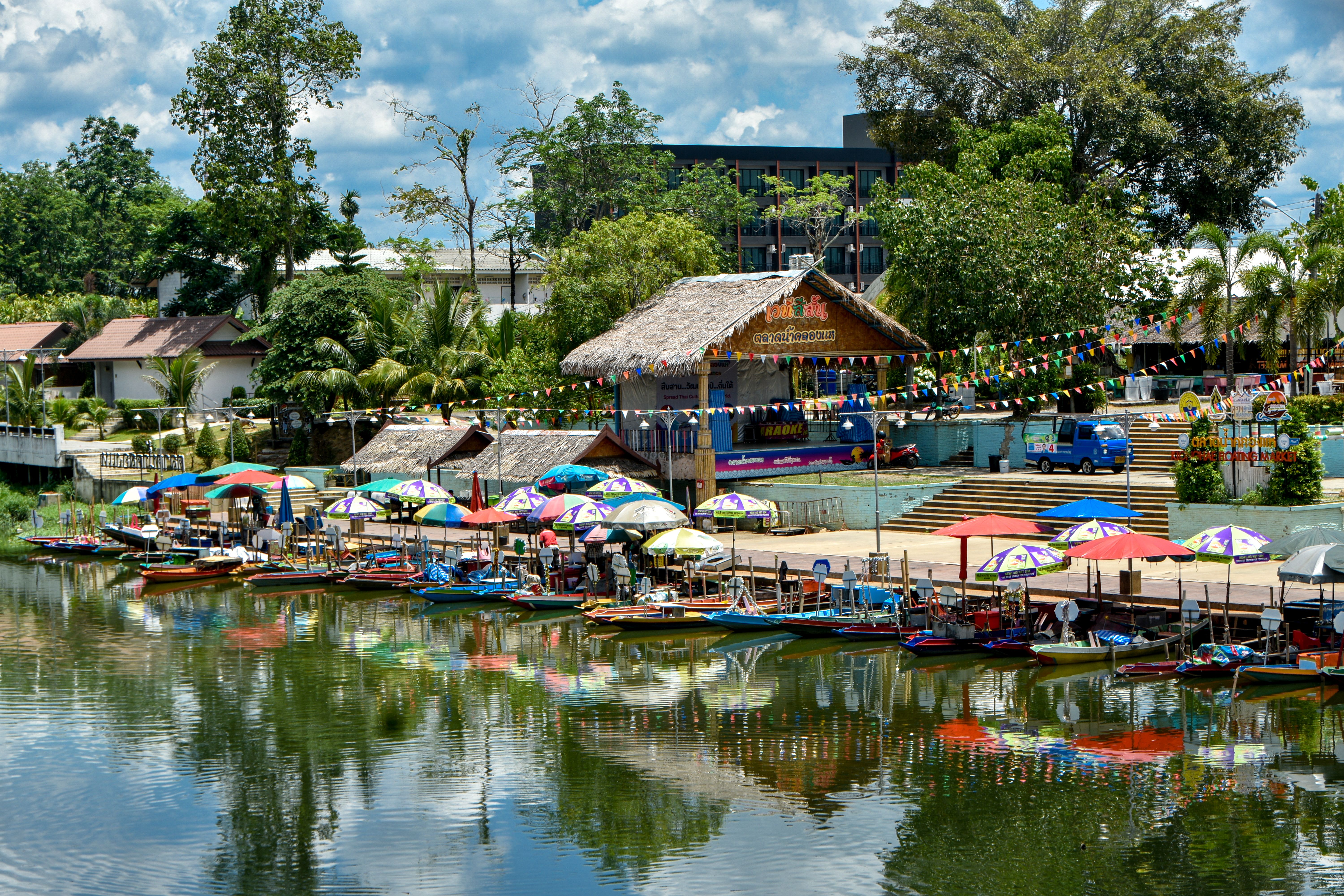 Case di legno sul fiume Sakae Krang a Uthai Thani