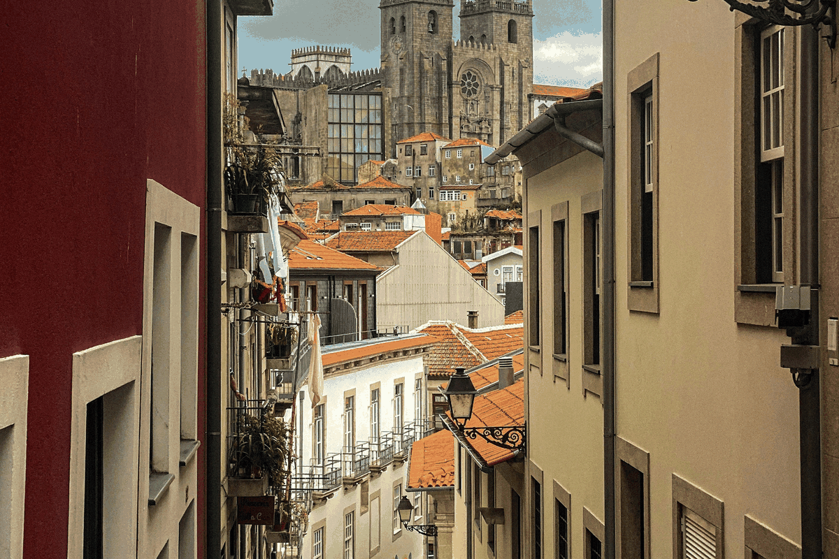 Strada nel centro storico di Porto
